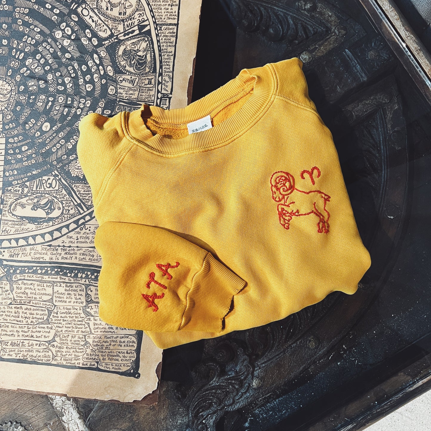 Choose Your Horoscope with your Initial Sweatshirts (16Colors)