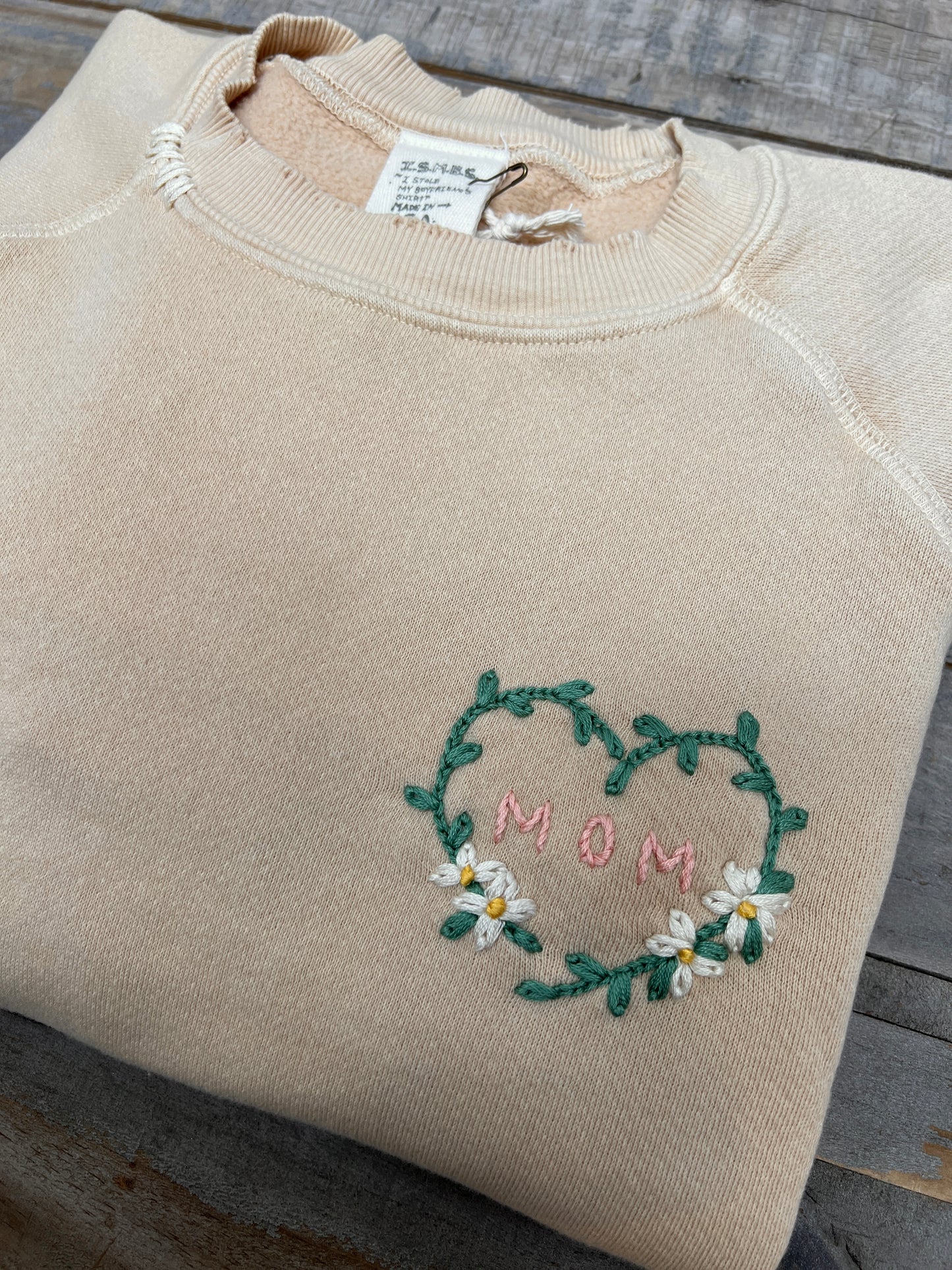 Heart Floral Wreath with MOM Sweatshirts (16 Colors)