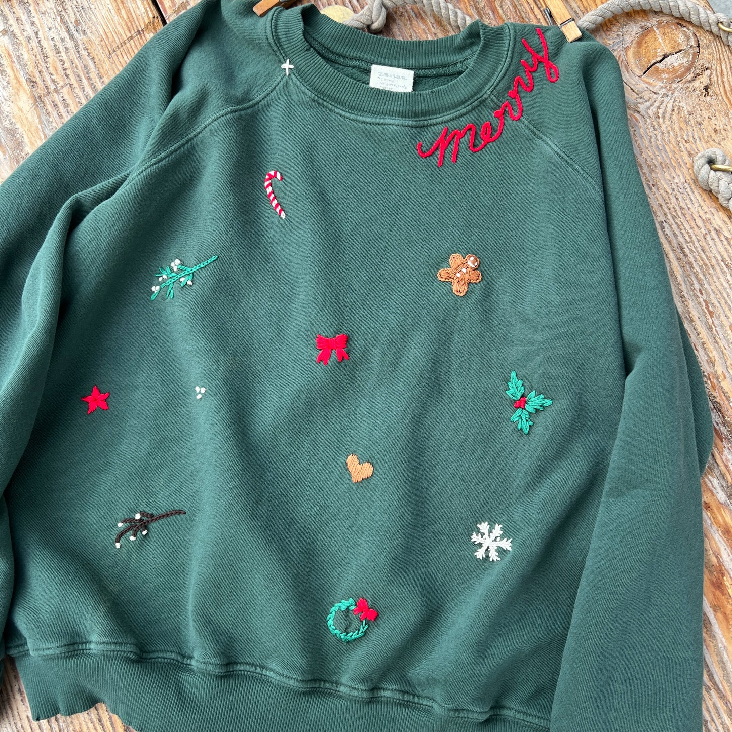 ALLOVER CHRISTMAS LOGO SWEATS-S