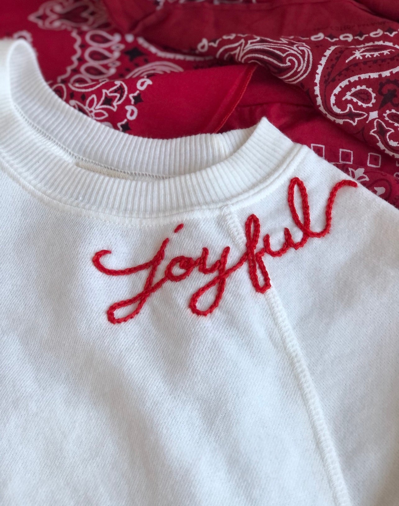 joyful Embroidery Sweatshirt(8 Colors)