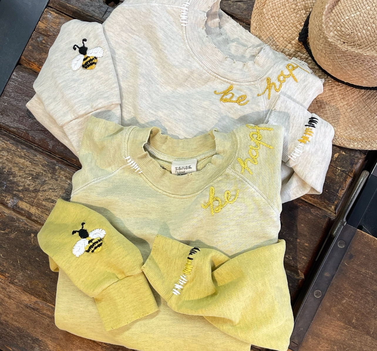 Bee Happy Embroidery Sweatshirt(2 Colors)