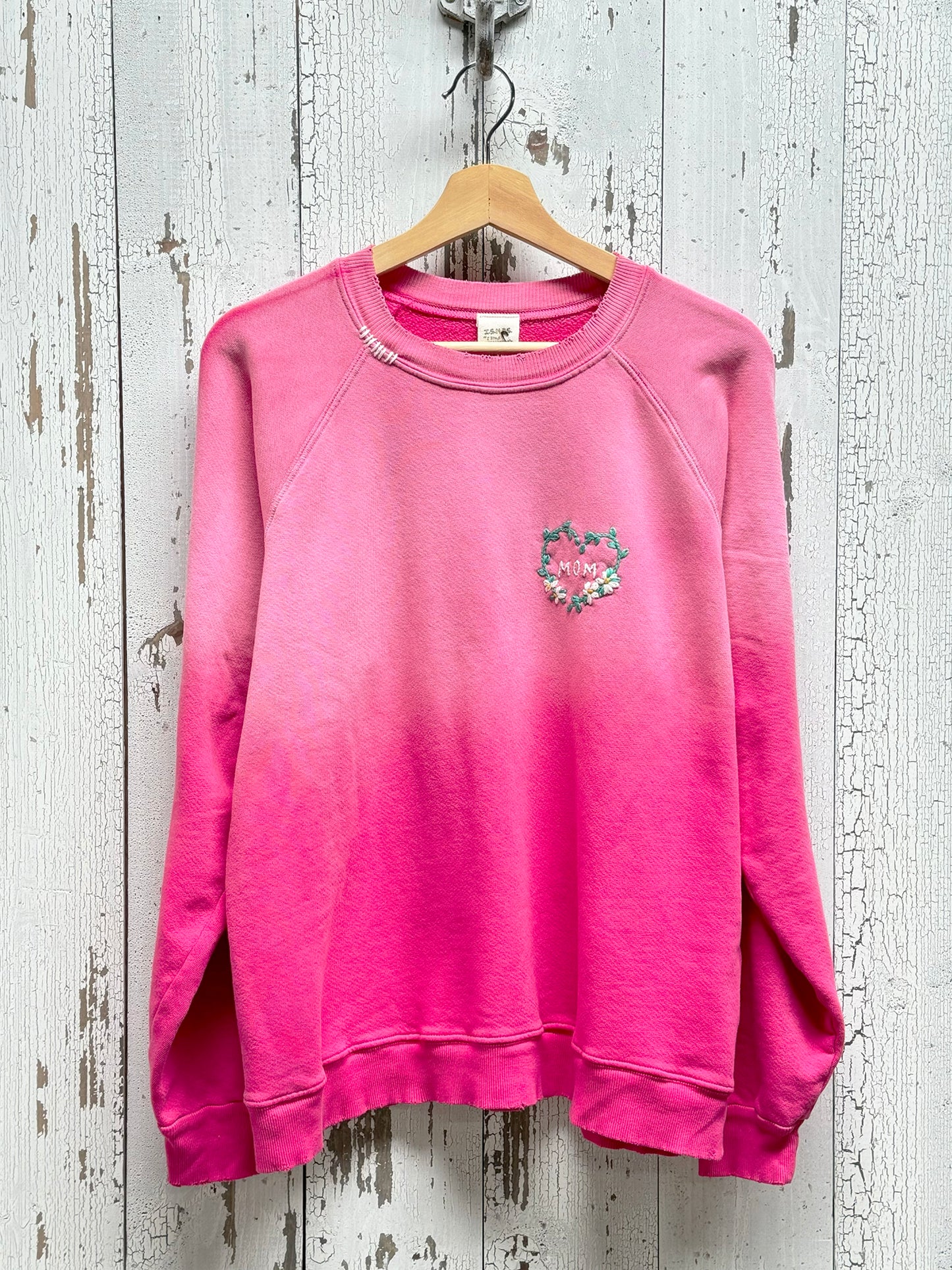 Heart Floral Wreath with MOM Sweatshirts (16 Colors)