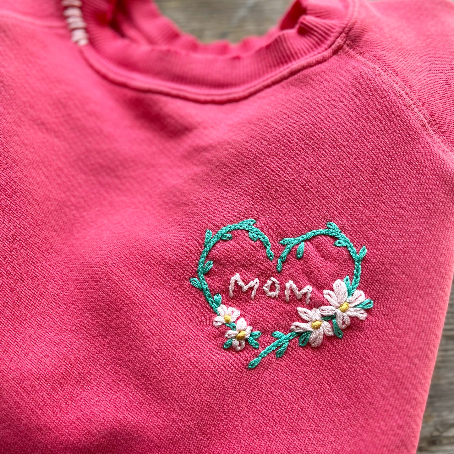 Heart Floral Wreath with MOM Sweatshirts (16 Colors)