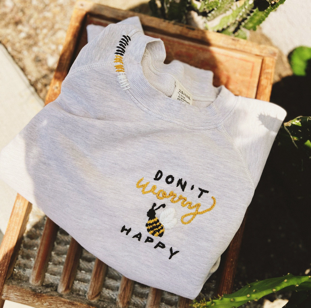 Don't Worry Bee Happy Sweatshirt(4 Colors)