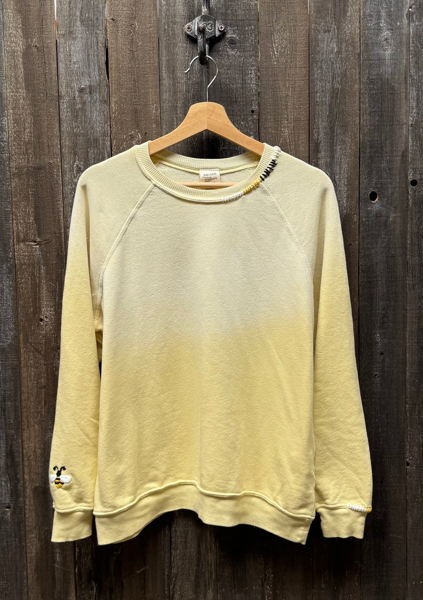 Bee Happy Embroidery Sweatshirt(2 Colors)