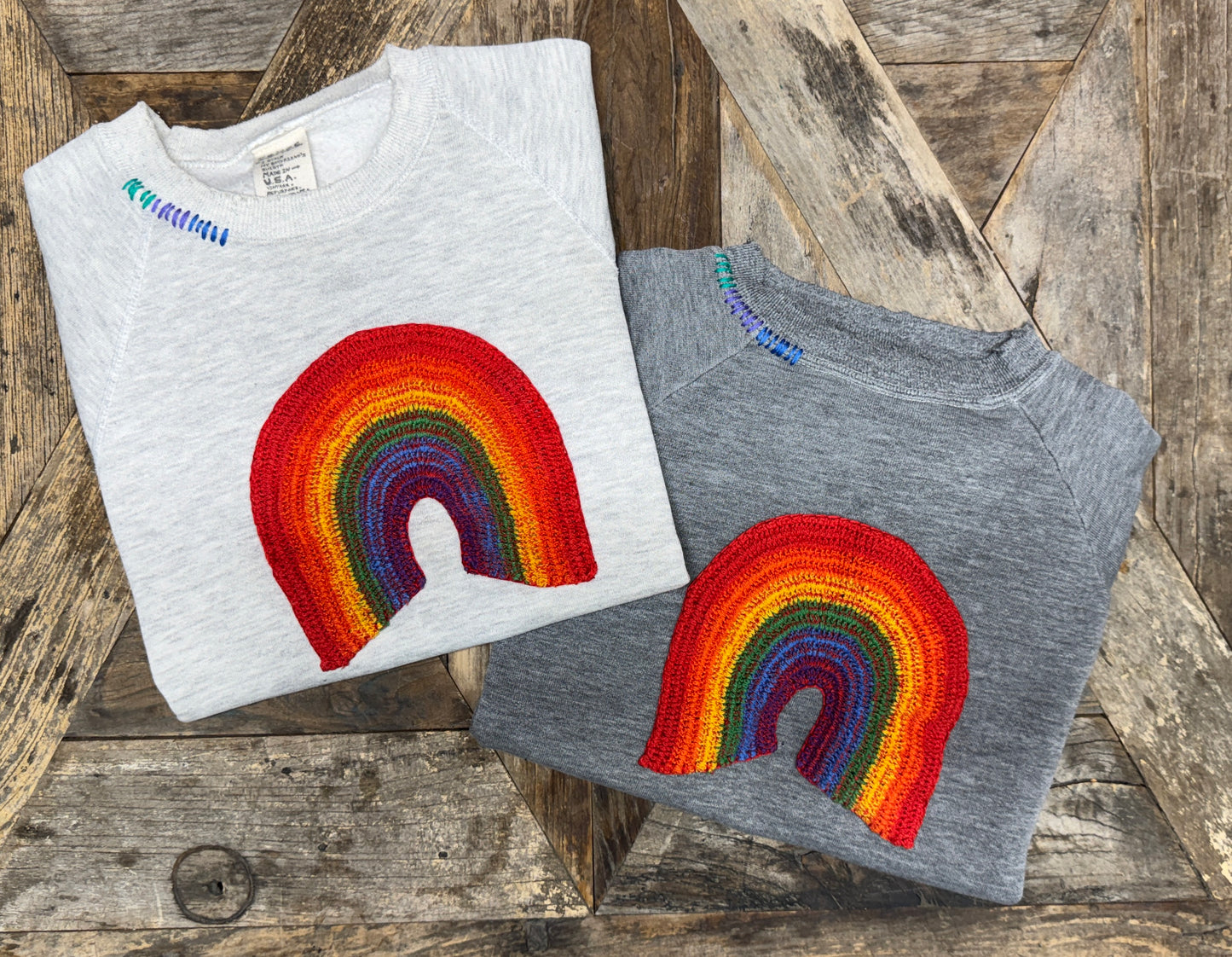 VINTAGE SHORTY/LONG SLEEVE SWEATSHIRT WITH CROCHET RAINBOW PATCH