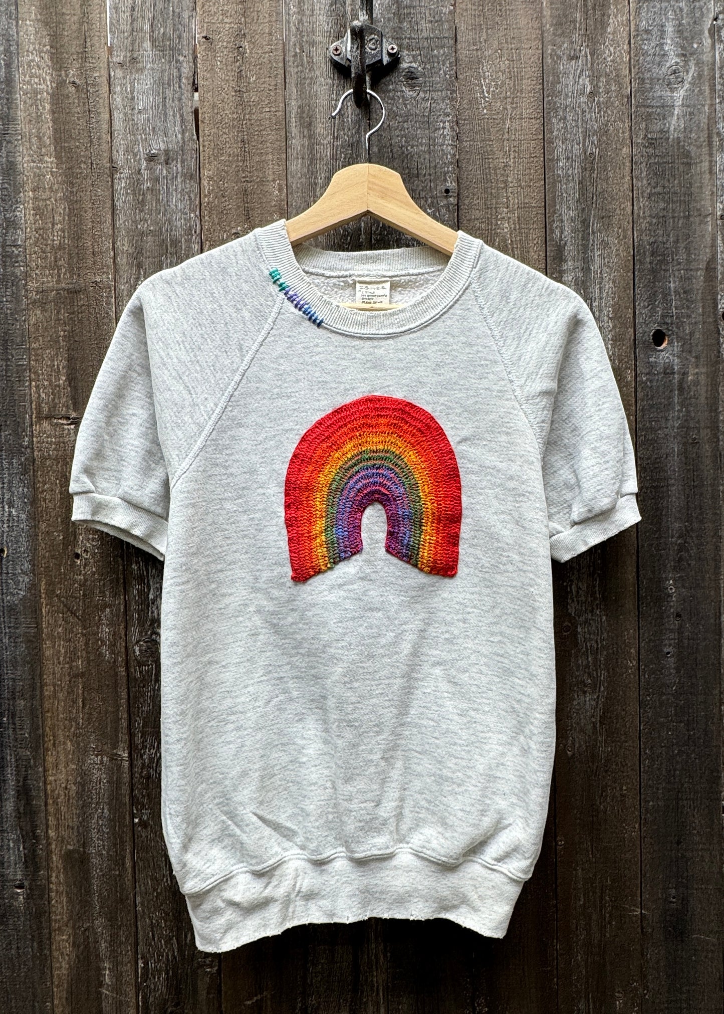 VINTAGE SHORTY/LONG SLEEVE SWEATSHIRT WITH CROCHET RAINBOW PATCH